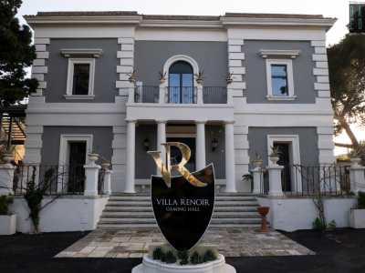 ...l� dove si staglia il logo di Villa Renoir poggiato su una base di pietra